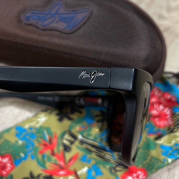 Maui Jim Black Sunglasses with Case - Picture 3 of 7